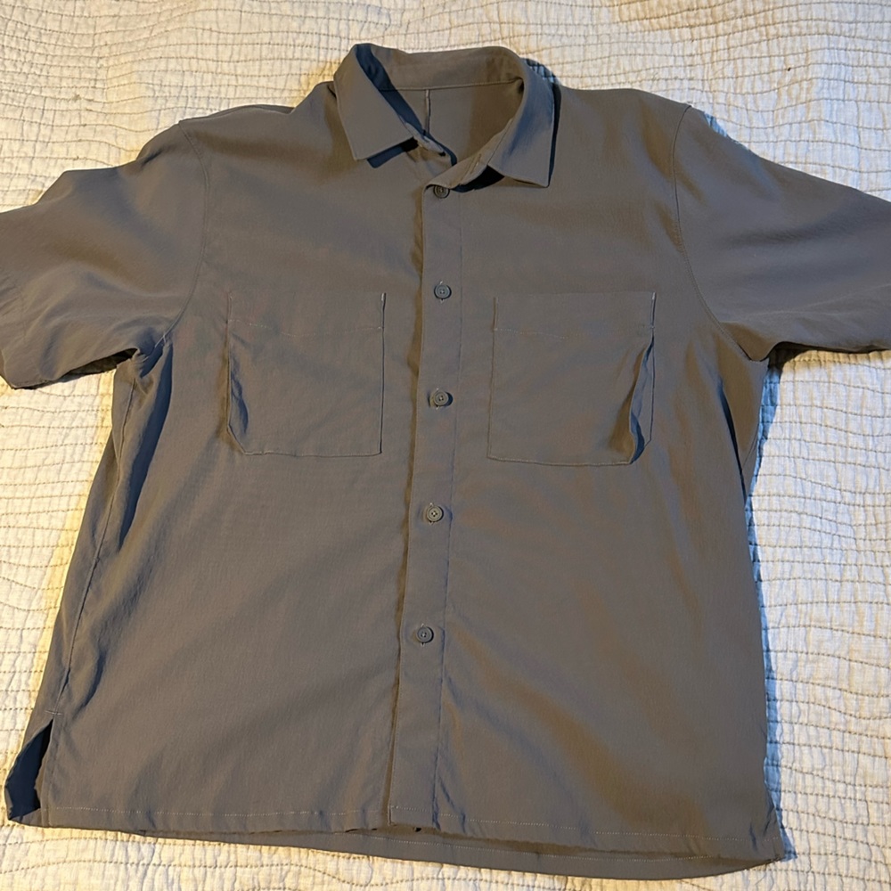 Men’s lululemon button down short sleeve shirt